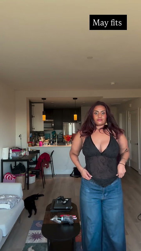 dusky desi lady hot in croptop ,deep navel and boobs (2)2