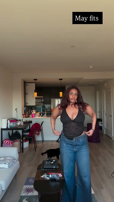 dusky desi lady hot in croptop ,deep navel and boobs (2)2