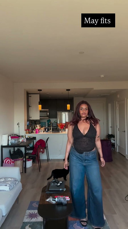 dusky desi lady hot in croptop ,deep navel and boobs (2)2