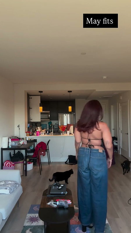 dusky desi lady hot in croptop ,deep navel and boobs (2)2