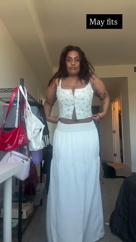 dusky desi lady hot in croptop ,deep navel and boobs (2)2