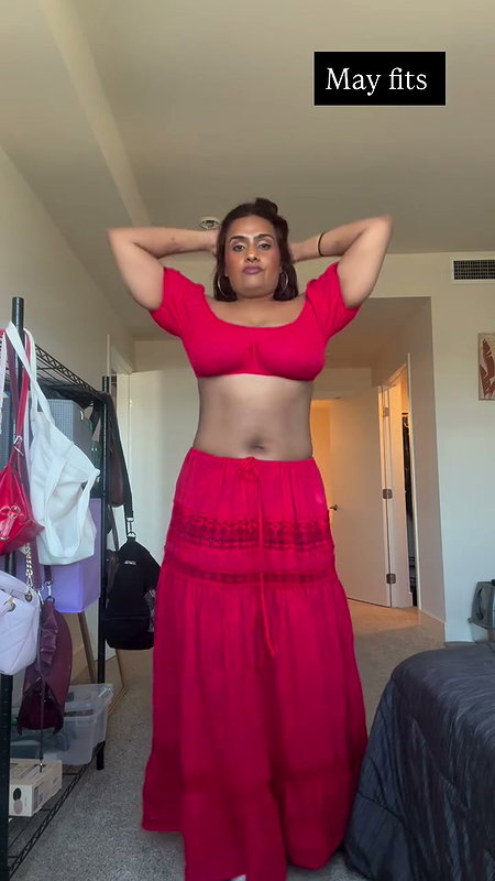 dusky desi lady hot in croptop ,deep navel and boobs (2)2