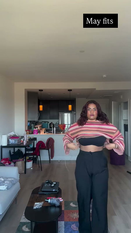 dusky desi lady hot in croptop ,deep navel and boobs (2)2
