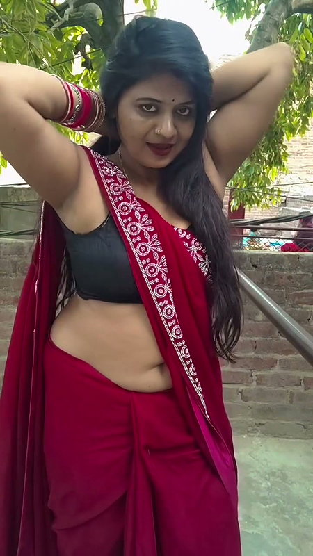 fleshy marathi lady in red sleevless saree show deep navel (2)2