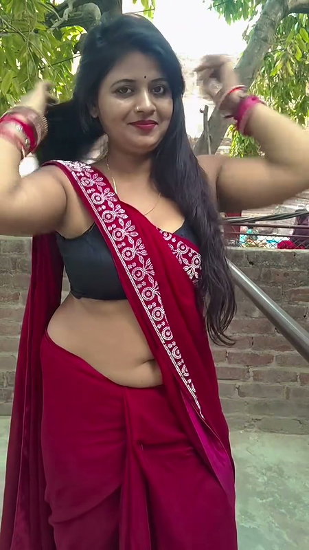 fleshy marathi lady in red sleevless saree show deep navel (2)2