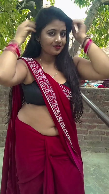 fleshy marathi lady in red sleevless saree show deep navel (2)2