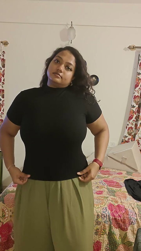 Huge braless tits and nipple pokie of desi lady jiggling in green top (2)2