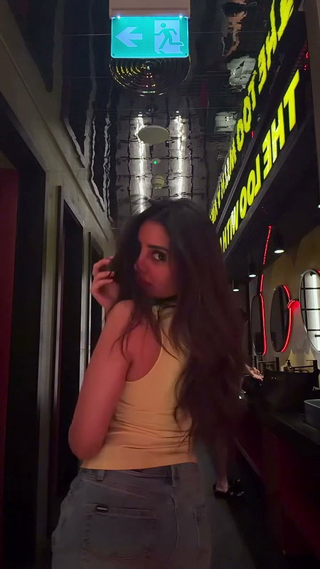 Kusitha Kallapu delicious boobs popout in sexy outfit (2)2