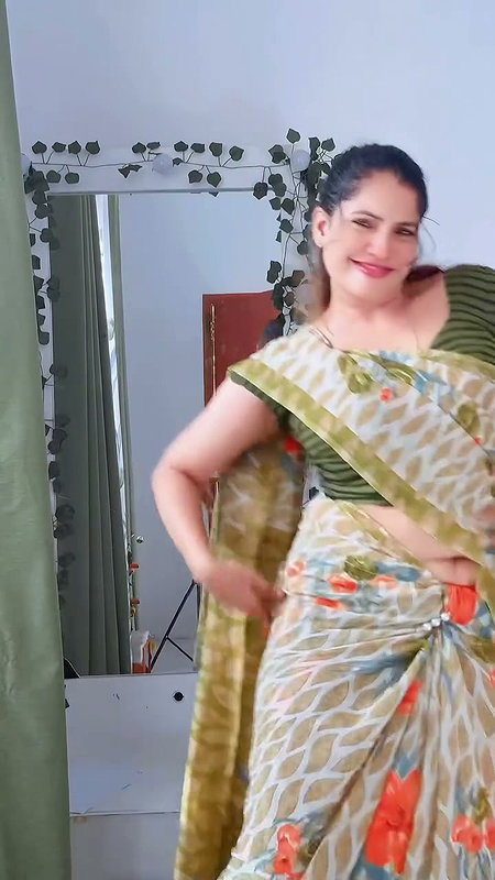 lankan lady deep fleshy navel in yellow saree (2)2