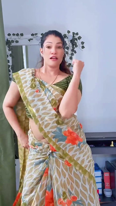lankan lady deep fleshy navel in yellow saree (2)2