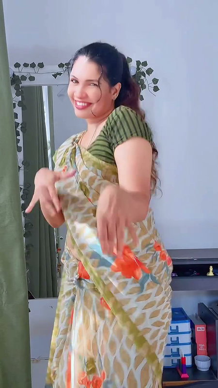 lankan lady deep fleshy navel in yellow saree (2)2
