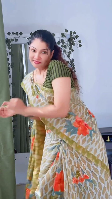 lankan lady deep fleshy navel in yellow saree (2)2
