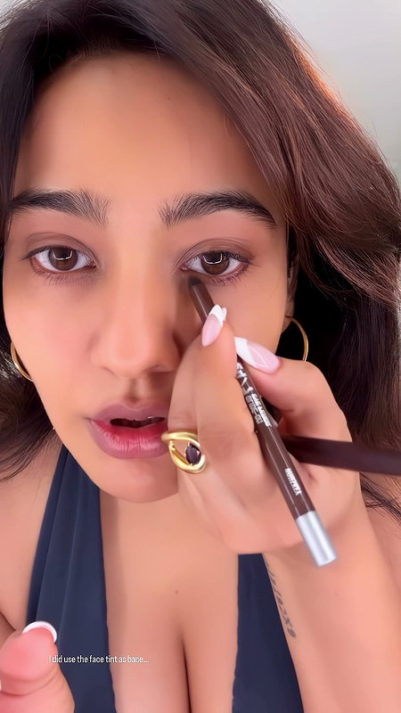 NAUGHTY DIVA FLAWLESS NEHA SHARMA FLAUNTING HER DEEP CLEAVAGE HQ VIDEOS (2)2