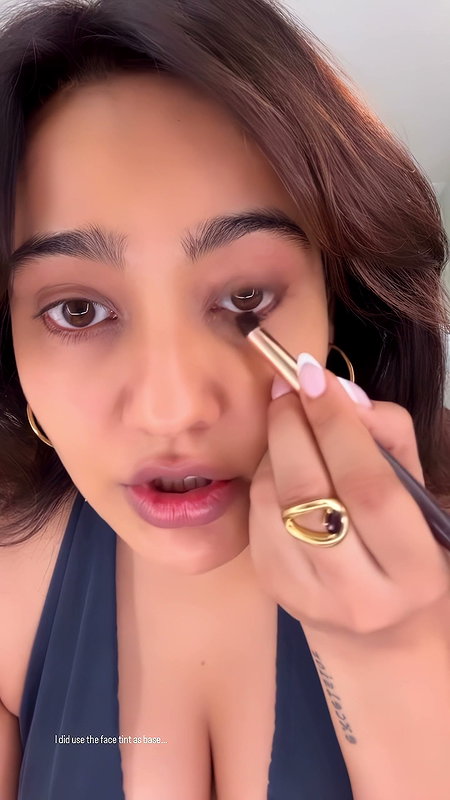 NAUGHTY DIVA FLAWLESS NEHA SHARMA FLAUNTING HER DEEP CLEAVAGE HQ VIDEOS (2)2