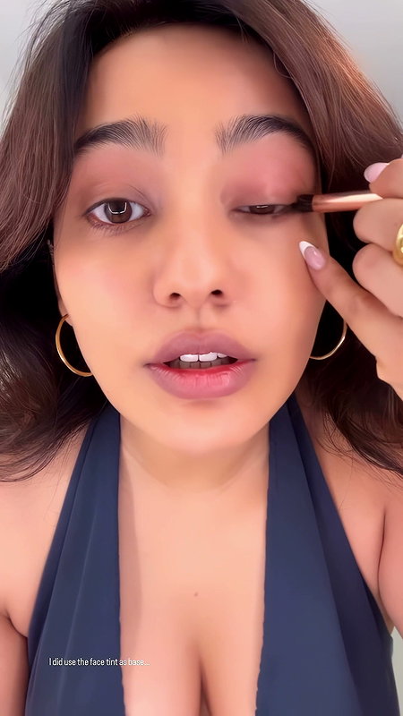 NAUGHTY DIVA FLAWLESS NEHA SHARMA FLAUNTING HER DEEP CLEAVAGE HQ VIDEOS (2)2