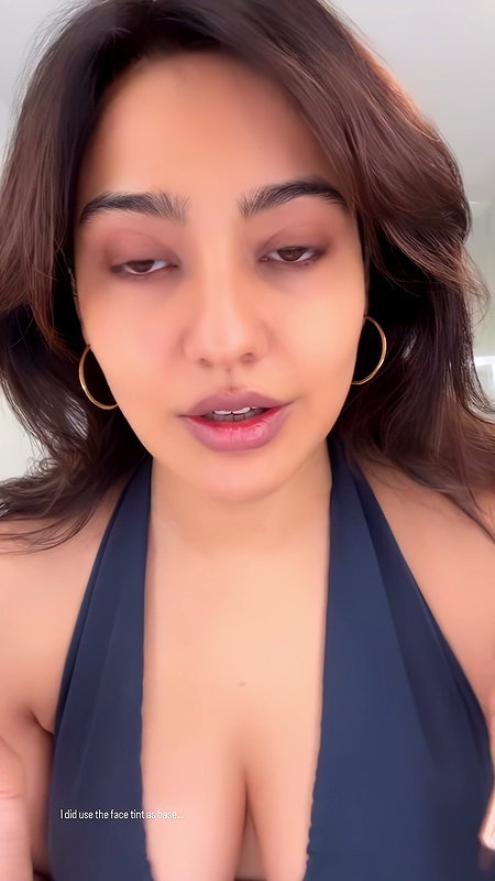 NAUGHTY DIVA FLAWLESS NEHA SHARMA FLAUNTING HER DEEP CLEAVAGE HQ VIDEOS (2)2