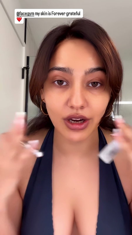 NAUGHTY DIVA FLAWLESS NEHA SHARMA FLAUNTING HER DEEP CLEAVAGE HQ VIDEOS (2)4