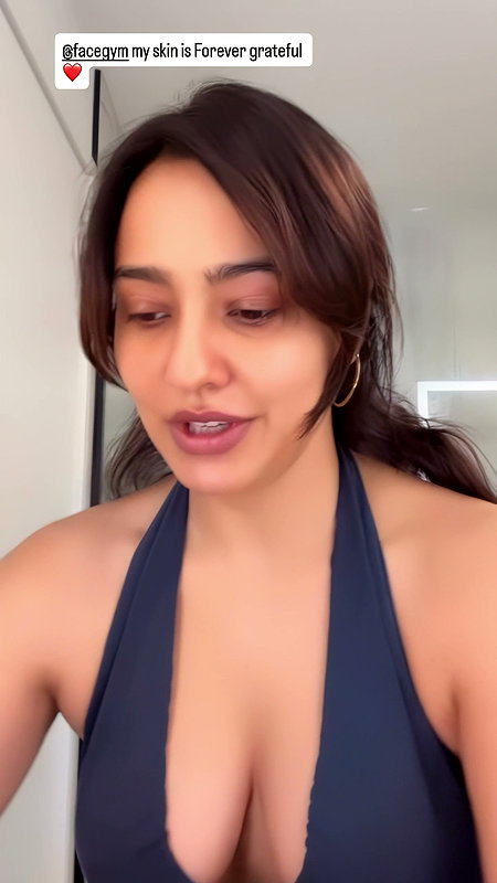 NAUGHTY DIVA FLAWLESS NEHA SHARMA FLAUNTING HER DEEP CLEAVAGE HQ VIDEOS (2)4