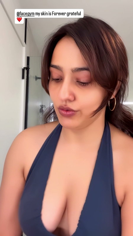 NAUGHTY DIVA FLAWLESS NEHA SHARMA FLAUNTING HER DEEP CLEAVAGE HQ VIDEOS (2)4