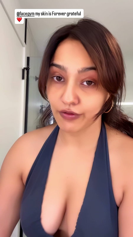 NAUGHTY DIVA FLAWLESS NEHA SHARMA FLAUNTING HER DEEP CLEAVAGE HQ VIDEOS (2)4