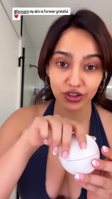 NAUGHTY DIVA FLAWLESS NEHA SHARMA FLAUNTING HER DEEP CLEAVAGE HQ VIDEOS (2)4
