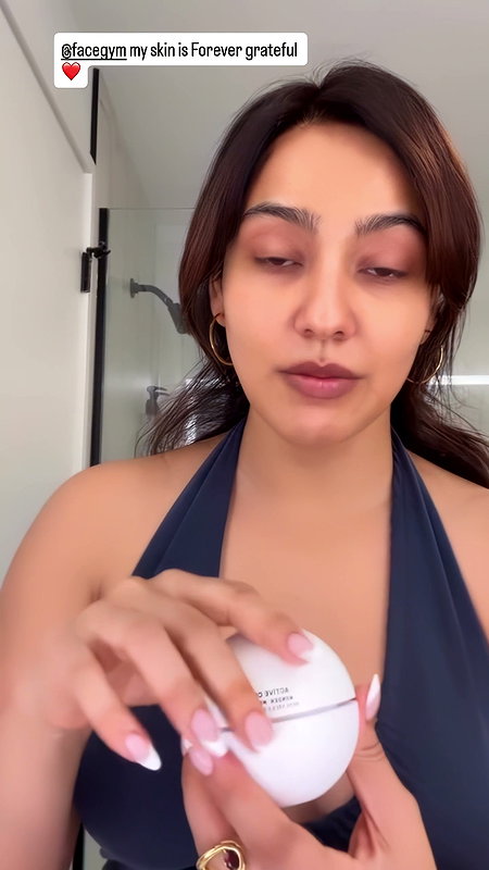 NAUGHTY DIVA FLAWLESS NEHA SHARMA FLAUNTING HER DEEP CLEAVAGE HQ VIDEOS (2)4