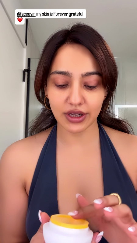 NAUGHTY DIVA FLAWLESS NEHA SHARMA FLAUNTING HER DEEP CLEAVAGE HQ VIDEOS (2)4