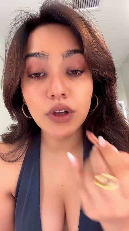 NAUGHTY DIVA FLAWLESS NEHA SHARMA FLAUNTING HER DEEP CLEAVAGE HQ VIDEOS (2)6