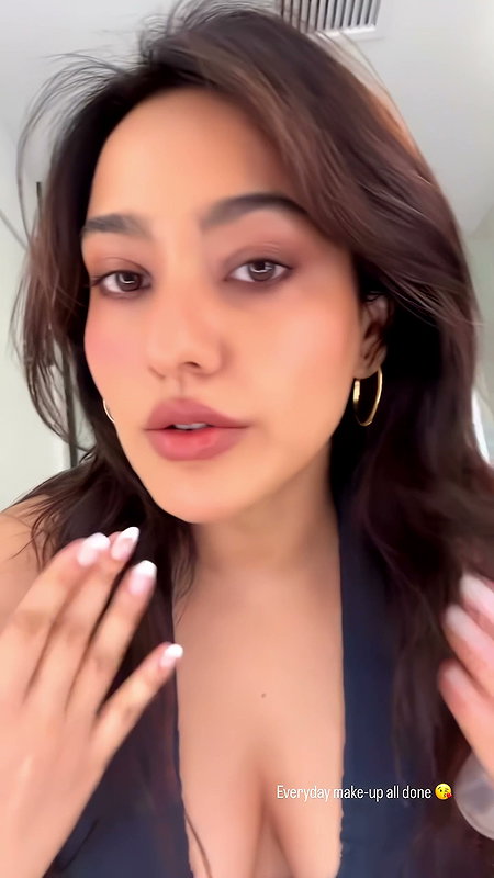 NAUGHTY DIVA FLAWLESS NEHA SHARMA FLAUNTING HER DEEP CLEAVAGE HQ VIDEOS (2)8