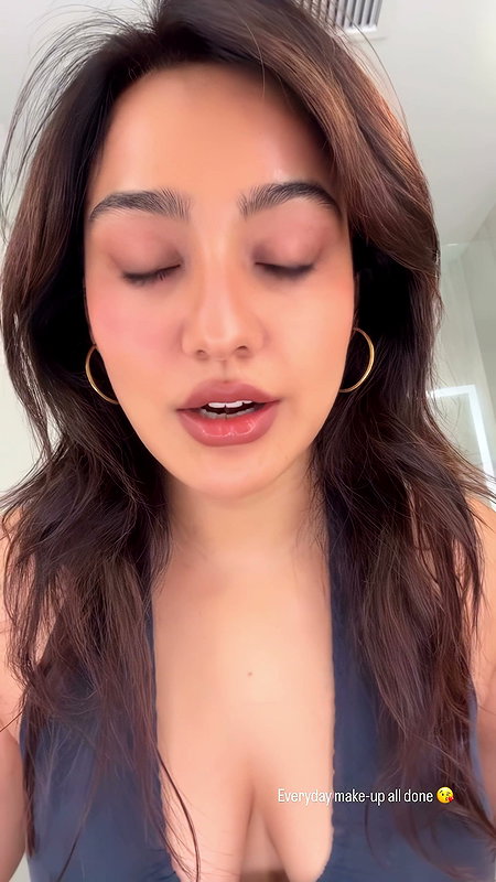 NAUGHTY DIVA FLAWLESS NEHA SHARMA FLAUNTING HER DEEP CLEAVAGE HQ VIDEOS (2)8