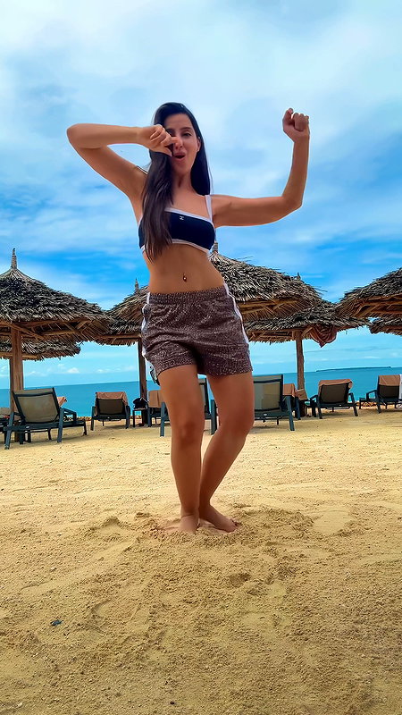 NORA FATEHI HOTTIE DESIRED TEASE ON BEACH HQ VIDEO (2)2