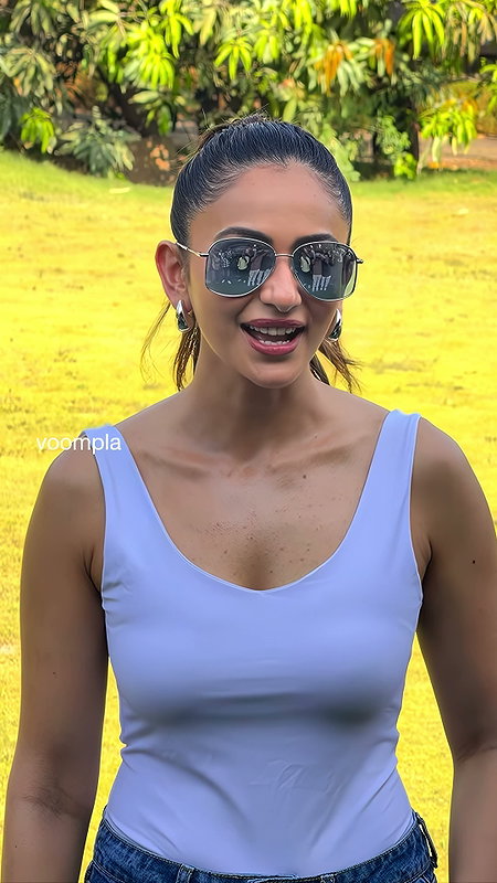 RAKUL PREET HOTWIFE MASSIVE BOOBS TEASE IN TIGHT TOP HQ VIDEO (2)2