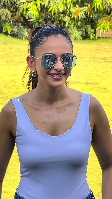 RAKUL PREET HOTWIFE MASSIVE BOOBS TEASE IN TIGHT TOP HQ VIDEO (2)2
