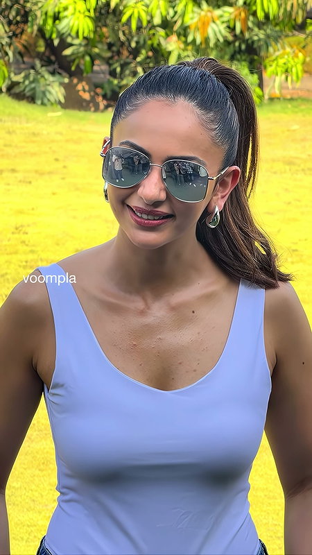 RAKUL PREET HOTWIFE MASSIVE BOOBS TEASE IN TIGHT TOP HQ VIDEO (2)2