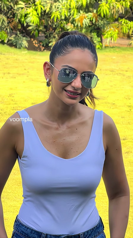 RAKUL PREET HOTWIFE MASSIVE BOOBS TEASE IN TIGHT TOP HQ VIDEO (2)2