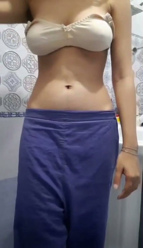 Sexy Slim Paki GF Showing Pressing Boobs Pressing Ass By BF In Car (2)9