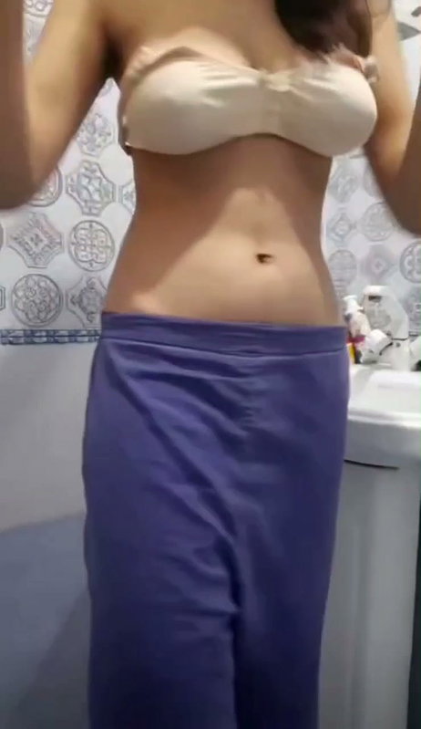 Sexy Slim Paki GF Showing Pressing Boobs Pressing Ass By BF In Car (2)9