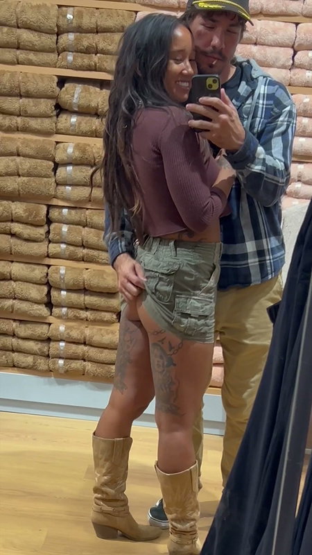 She makes shopping a lot less boring (2)2