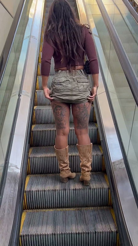 She makes shopping a lot less boring (2)2