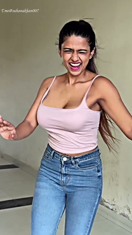 SUHANA KHAN BUSTY WHORE HUGE MELONS TIGHTLY PACKED (2)2