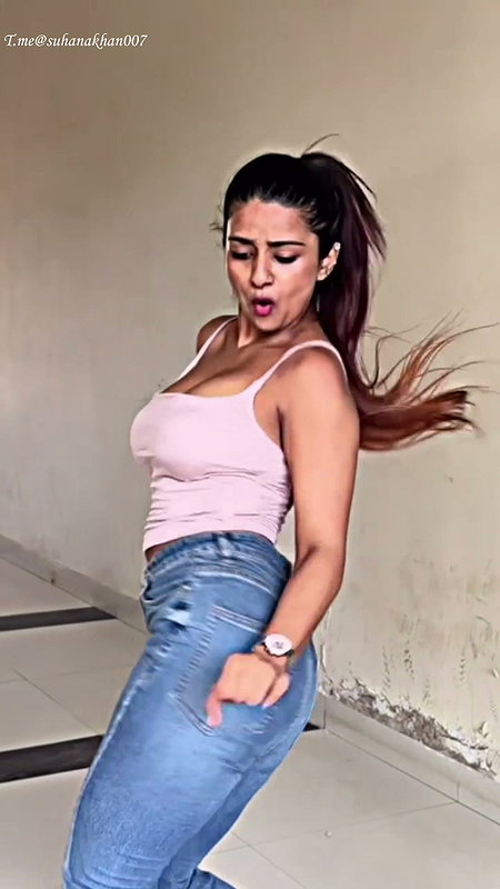 SUHANA KHAN BUSTY WHORE HUGE MELONS TIGHTLY PACKED (2)2