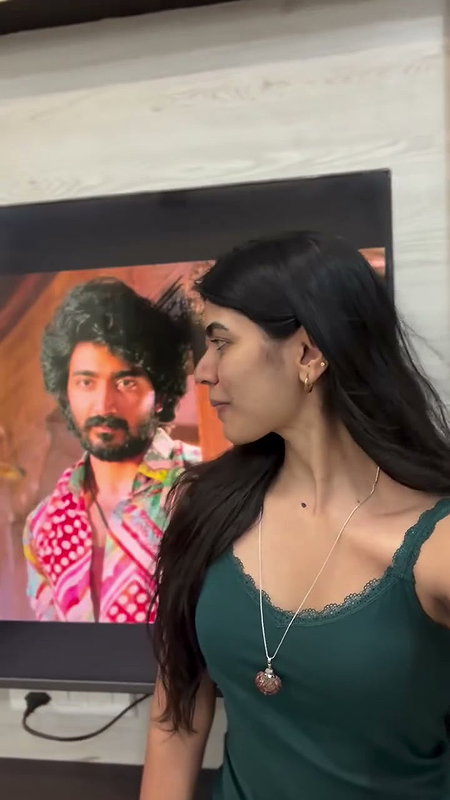 Telugu actress Gayathiri seducing hot armpit cleavage show (2)2