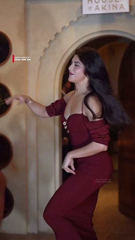 TEMPTING and RAVISHING DIVA JACQUELINE SEXY TEASE (2)2