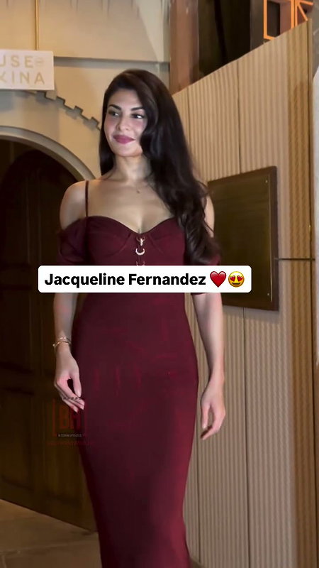 TEMPTING and RAVISHING DIVA JACQUELINE SEXY TEASE (2)4