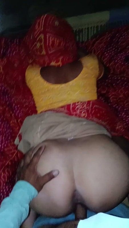 Badi gand wali sauteli bahan ko bhai ne apne bistar per lugai ki tarah chod apni bahan ko