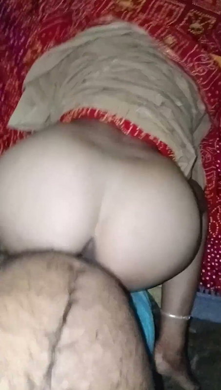 Badi gand wali sauteli bahan ko bhai ne apne bistar per lugai ki tarah chod apni bahan ko