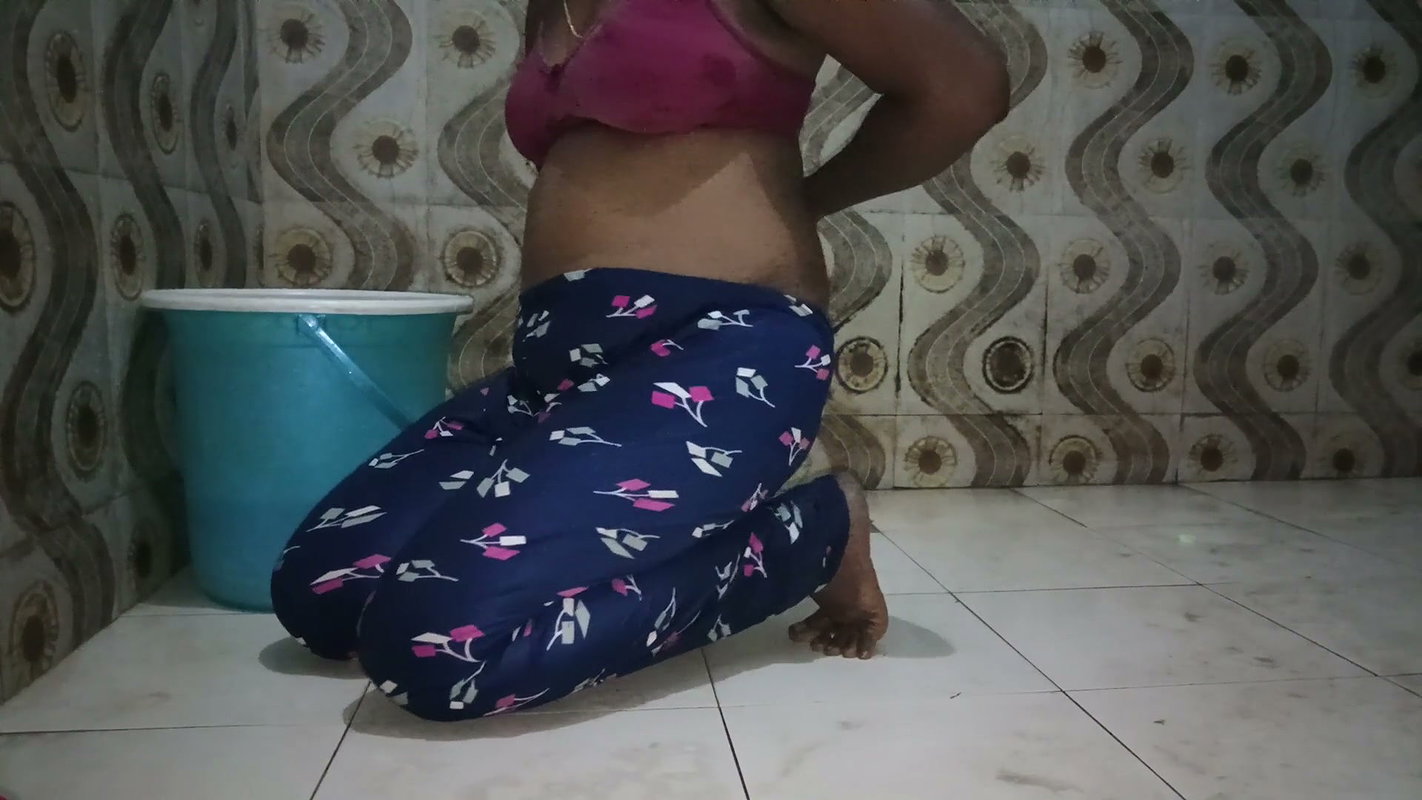 Indian tamil hot wife saranya bath show