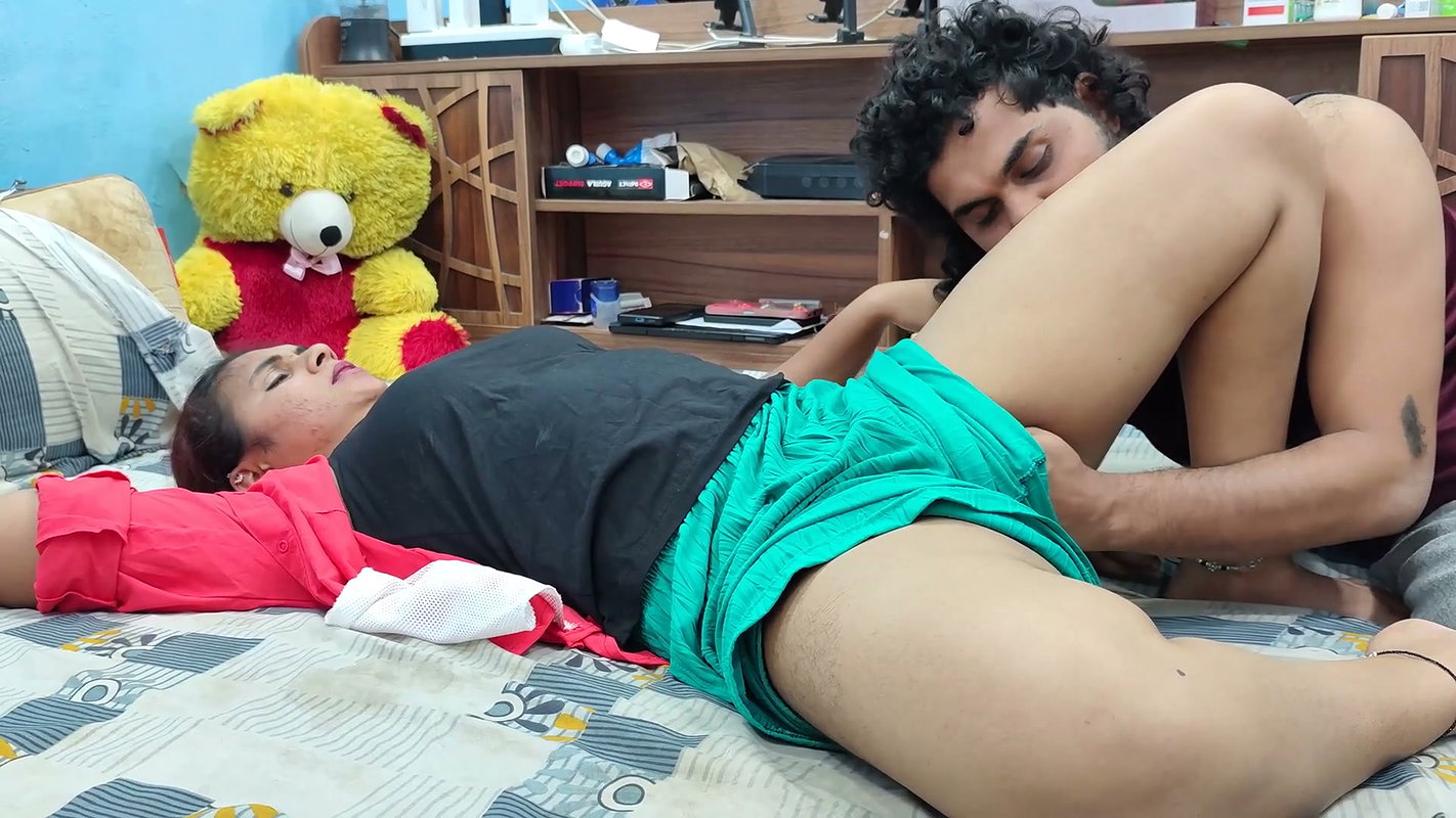Pussy kiss and thighs kiss in palazza and shirt with t shirt