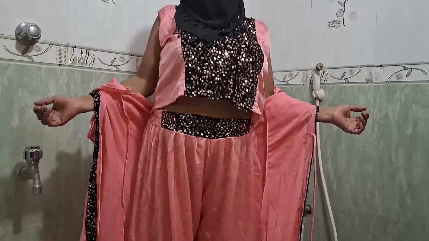 Desi aunty quenched his thirst by inserting a dildo into her pussy