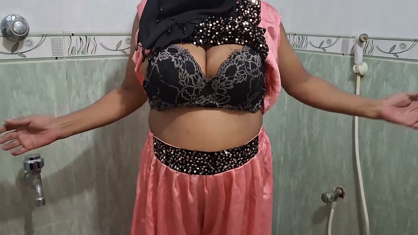Desi aunty quenched his thirst by inserting a dildo into her pussy